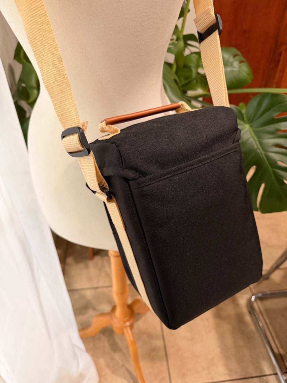 Canon Camera Bag Crossbody Black Tan Adjustable Strap Compact Case - Picture 8 of 8